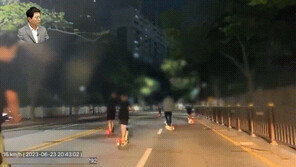헬멧도 안 쓰고 벌떼처럼 우르르…한밤 ‘킥보드 폭주족’에 버스 움찔