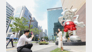 현대백화점, ‘디즈니 판타지 스튜디오’ 전시… 대형 미키마우스 세웠다
