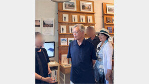 ‘책방지기’ 文, 올해도 제주서 여름 휴가…동네책방서 포착