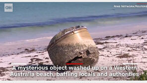 호주 해변서 ‘의문의 거대 원통’ 정체 밝혀졌다