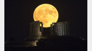 그리스 포세이돈 신전 위에 뜬 슈퍼문