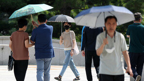 땡볕 아래 양산 든 남자들, 이젠 익숙한 풍경…올들어 30 % 급증