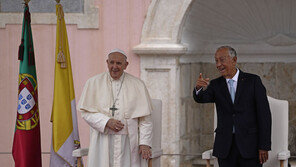 교황, 포르투갈 방문…“유럽, 우크라 평화의 다리 만들어야”