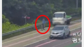 ‘비틀비틀’ 자전거로 고속도로 달린 노인…뒤따라가며 보호한 화물차