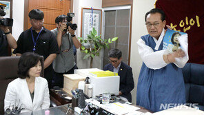 김은경, 노인회 찾아 사과…노인회, ‘김 사진’ 때리며 사퇴 촉구