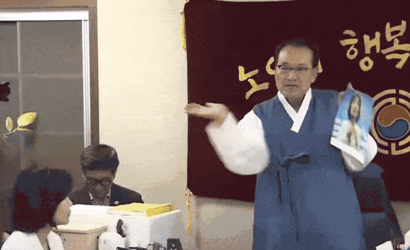 김은경 사과에 노인회장 ‘사진 따귀’…金, 사퇴론은 일축