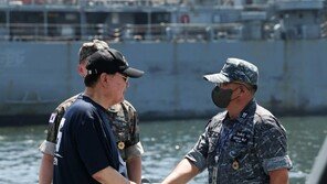 휴가 중인 尹 대통령, ‘천안함’ 모자 쓰고 진해 해군기지 방문