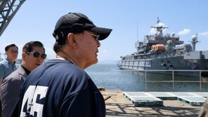 尹, 휴가 둘째날 천안함 티셔츠 입고 ‘진해 해군기지’ 찾은 까닭