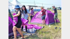 잼버리 환경 논란 “딱딱한 바닥서 어떻게 자나” vs “호캉스 아니다”