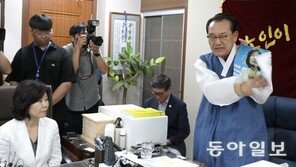 노인회장, 김은경 사과에 4차례 ‘사진 따귀’… 당내 “金 사퇴해야” 