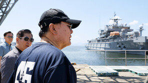 尹, 천안함 티셔츠 입고 진해 해군기지 방문 