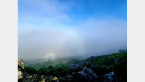 “산신령 나타났나”…한라산에서 ‘브로켄 현상’ 목격