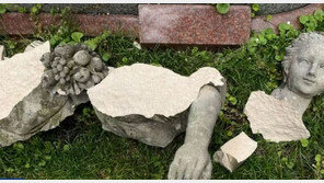 ‘인증샷’ 찍으려다…150년 된 ‘3억’ 조각상 박살 낸 독일 관광객들