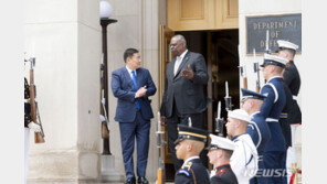 美국방, 펜타곤 ‘첫 방문’ 몽골 총리 환대…손맞잡고 중·러 견제하나