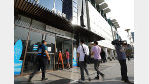 “무서워 지나가겠나”…‘흉기 난동’ AK플라자 정상영업, 분위기는 ‘스산’