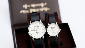 대통령실 ‘윤석열 굿즈’ 공식 판매 추진…수익금 사회 환원