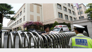 “흰색 티셔츠·검정 크로스백”…대전 교사 습격범 ‘너무 평범한 모습’ 더 충격