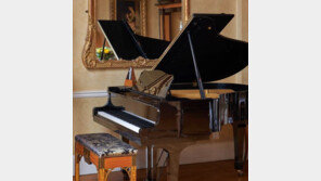 프레디 머큐리가 아낀 피아노 등 유품 1400점 경매 나온다