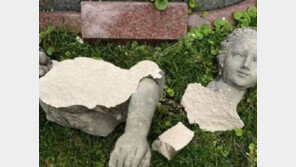 ‘인증샷’ 찍으려다…150년 된 ‘3억’ 조각상 박살 (영상)