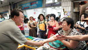 尹, 거제 전통시장 찾아 “회 많이 드셔서 정정해보여” 