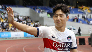 PSG 이강인 “팬들 덕분에 뛰었다…새 시즌 좋은 모습 보일 것”