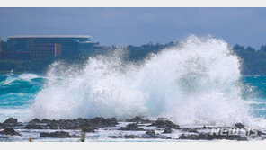 태풍 카눈 9일 동해안 영향…“피서철 해안가 사고 유의”