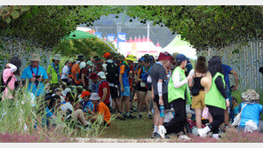 “인생경험 기대했는데 ‘생존 미션’으로”…세계 언론들 ‘준비부족’ 지적