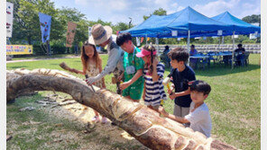 장승깎기 체험하는 어린이들