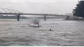 강릉 해상서 연료부족 레저보트 조난…수심 낮아 해경 직접 입수해 구조