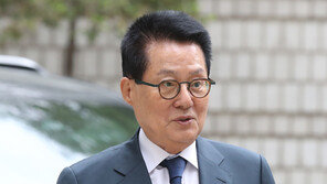 경찰 ‘국정원 채용 비리 의혹’ 박지원·서훈 불구속 송치