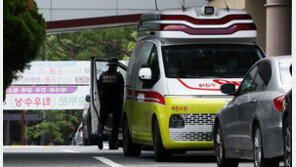 ‘학창시절 악연’ 맞나…학교 침입 교사 찌른 20대 범행동기 조사