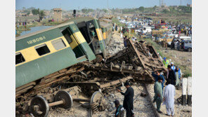파키스탄 열차 탈선… 최소 30명 사망