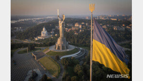 우크라, ‘조국 기념비’에서 구소련 문양 철거…“러시아 지우기”