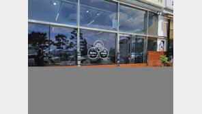 태풍 ‘카눈’에 부산 해수욕장·상가 초긴장…시설물 철거하고, 합판 덧대고