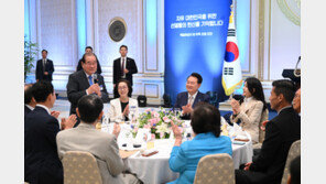 윤 대통령 “독립운동은 자유민주주의 건국운동”…100세 애국지사에 선물