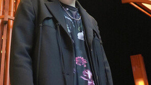 日 인기 아이돌, 아나운서와 열애 안들키려 여장까지? 금발가발 착용 눈길