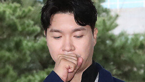 박수홍 친형 재판 ‘증인’ 출석한 막냇동생 “급여 계좌 존재 몰라”
