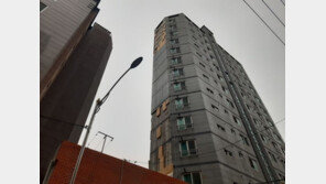 부산서 태풍 카눈 영향으로 건물 외벽 떨어지는 등 피해 속출 