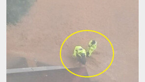 급류 휩쓸린 여성 붙잡고…100m 같이 떠내려가며 구조한 경찰