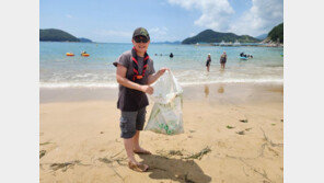 해변서 쓰레기 줍는 英 잼버리 대원들…“천사 같다” 