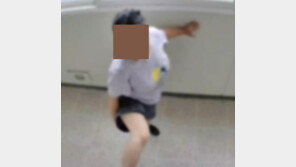 “층간소음 시끄럽다”…아무도 없는 윗집 현관문 발로 ‘쾅쾅’