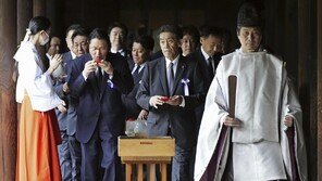 日 기시다, 야스쿠니신사에 공물 봉납…정부 “깊은 유감”