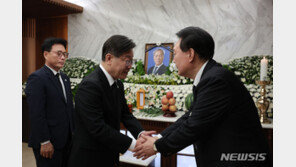 민주당 지도부, 윤 부친 빈소 조문…윤 “찾아줘서 고맙다”