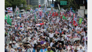 보수단체, 광복절 광화문 집회… 한때 107dB 넘겨 시민 불편