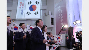윤 광복절 경축사 ‘자유’ 16번 언급…“공산주의 맹종” 언급 때 박수
