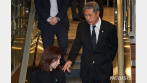 前대통령 자녀부터 가수 노사연까지…각계각층 尹부친 조문 동참