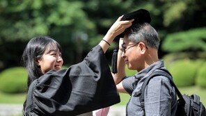 한여름의 졸업식… 학사모는 아버지께 