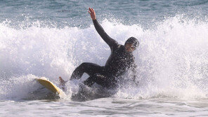 풍랑주의보 속 서핑… ‘안전끈’ 단속도 제대로 안해 사고 무방비 
