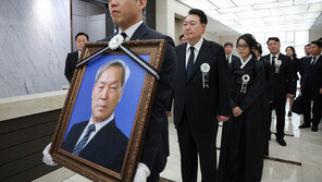 생전 강의했던 연세대 교정과 작별…윤 대통령 부친 운구차 장지로