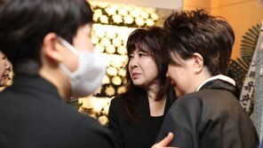 尹 부친상 조문한 노사연 향해…개딸들 “제 정신인가” 공격